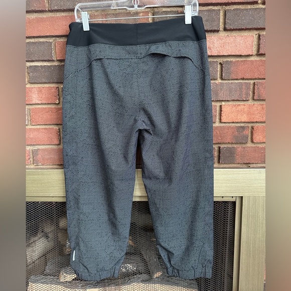 🛍️Monserrat zipper pockets Capri Size M super comfy - Picture 7 of 8